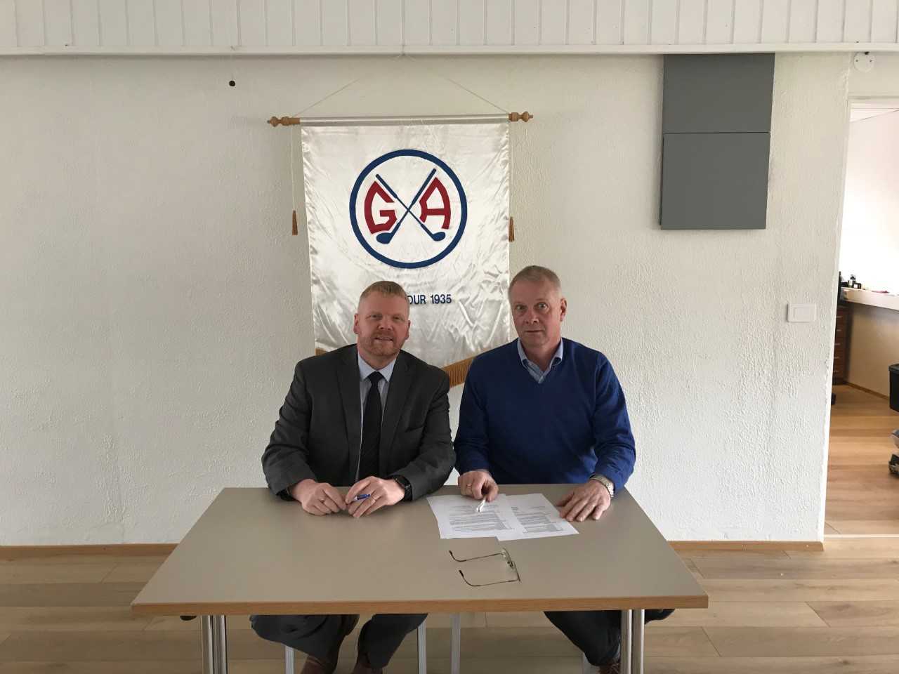 Arnar Páll og Bjarni við undirritun