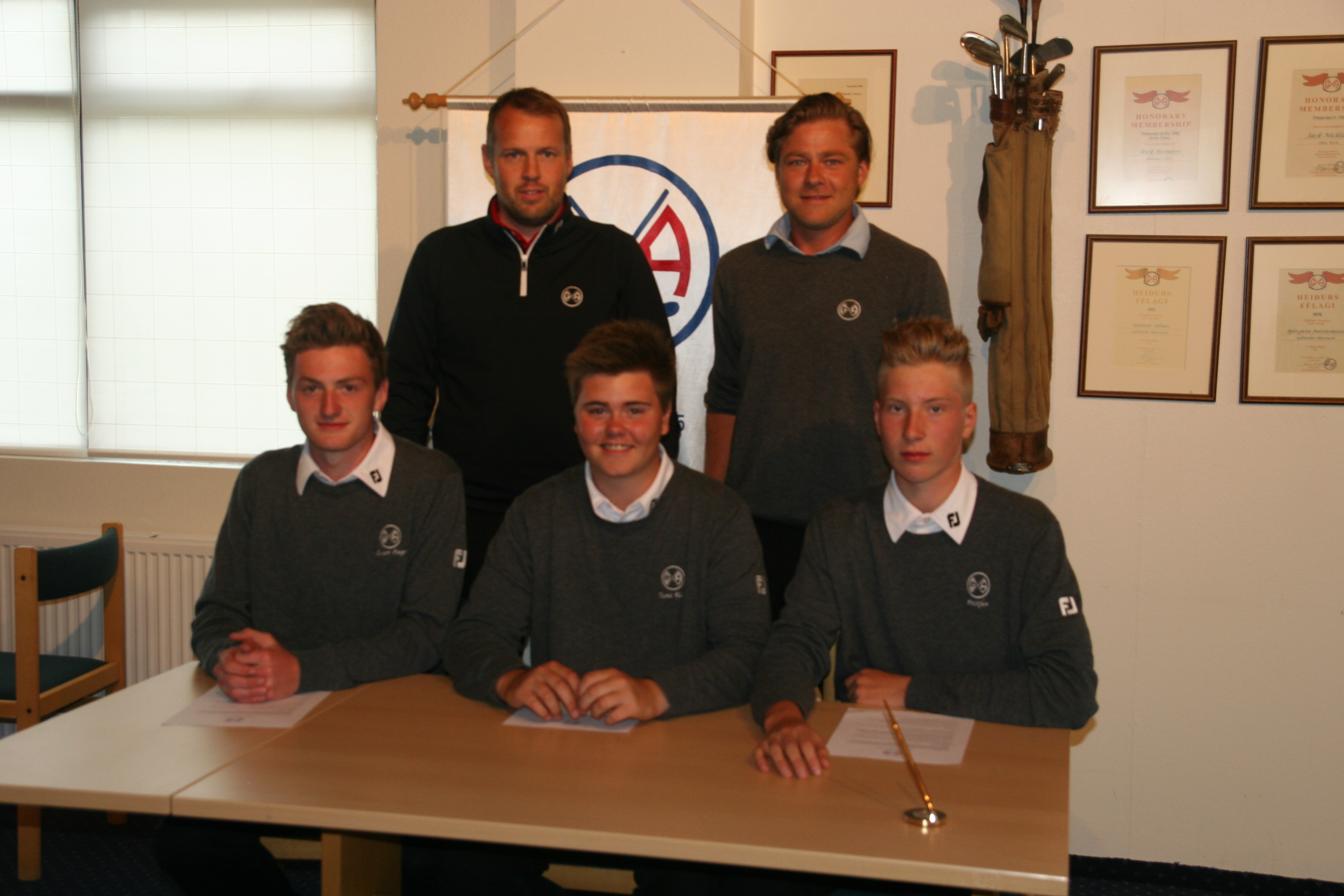 Drengirnir ásamt Brian golfkennara Við undirritun samninga