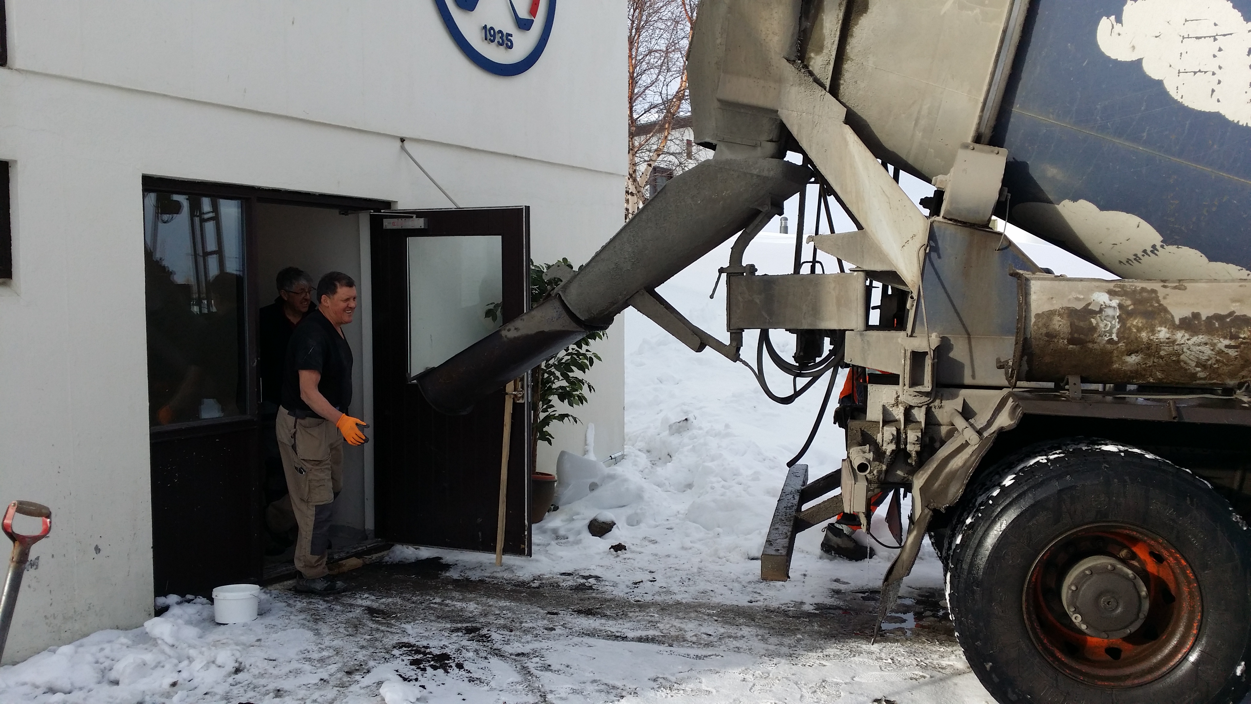 Steypuvinna í gangi Steypuvinna í gangi