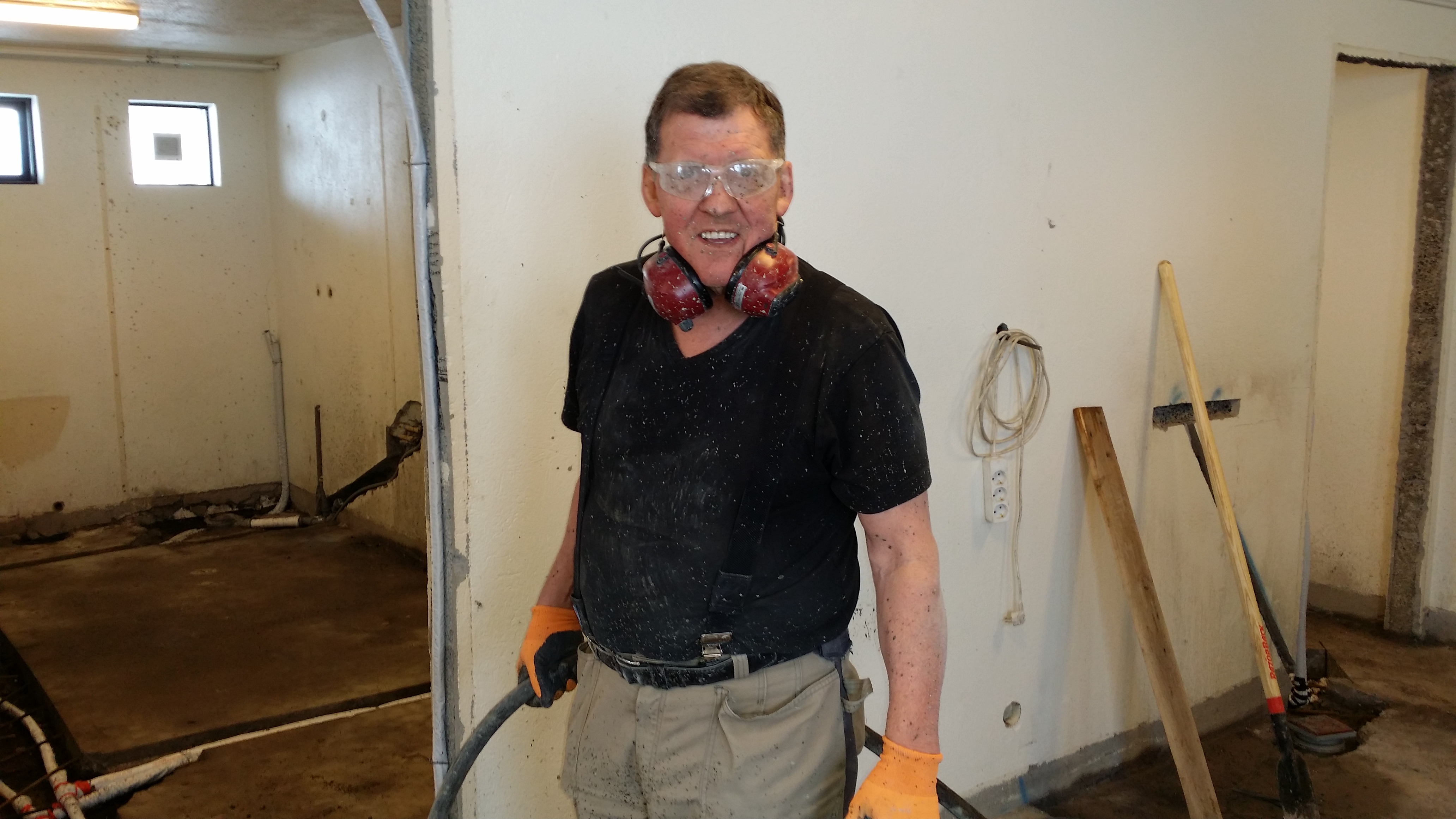 Mummi Lár ansi skítugur eftir smá steypuvinnu Mummi Lár ansi skítugur eftir smá steypuvinnu