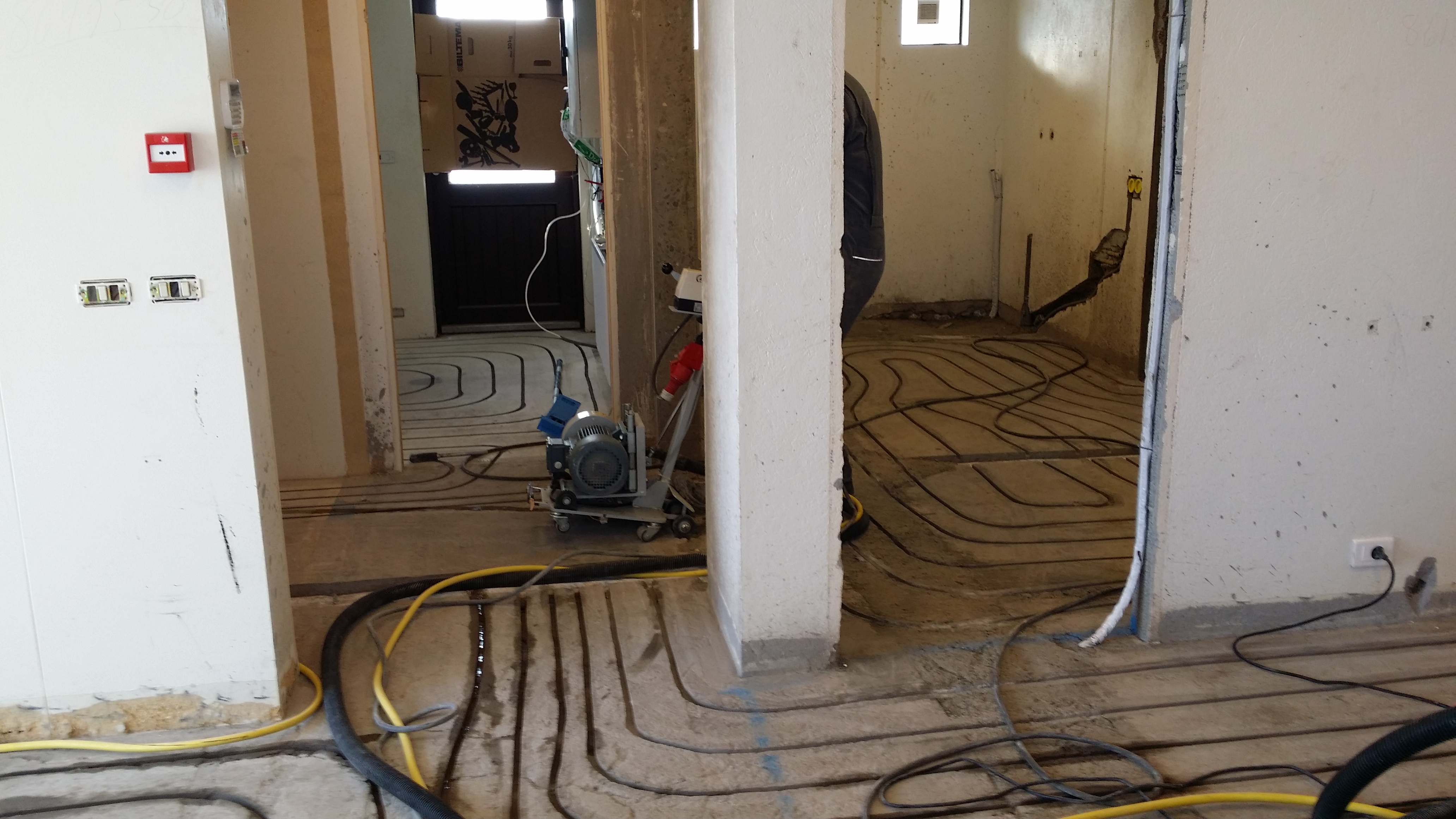 Sagað fyrir gólfhitalögnum í kjallaranum Sagað fyrir gólfhitalögnum í kjallaranum