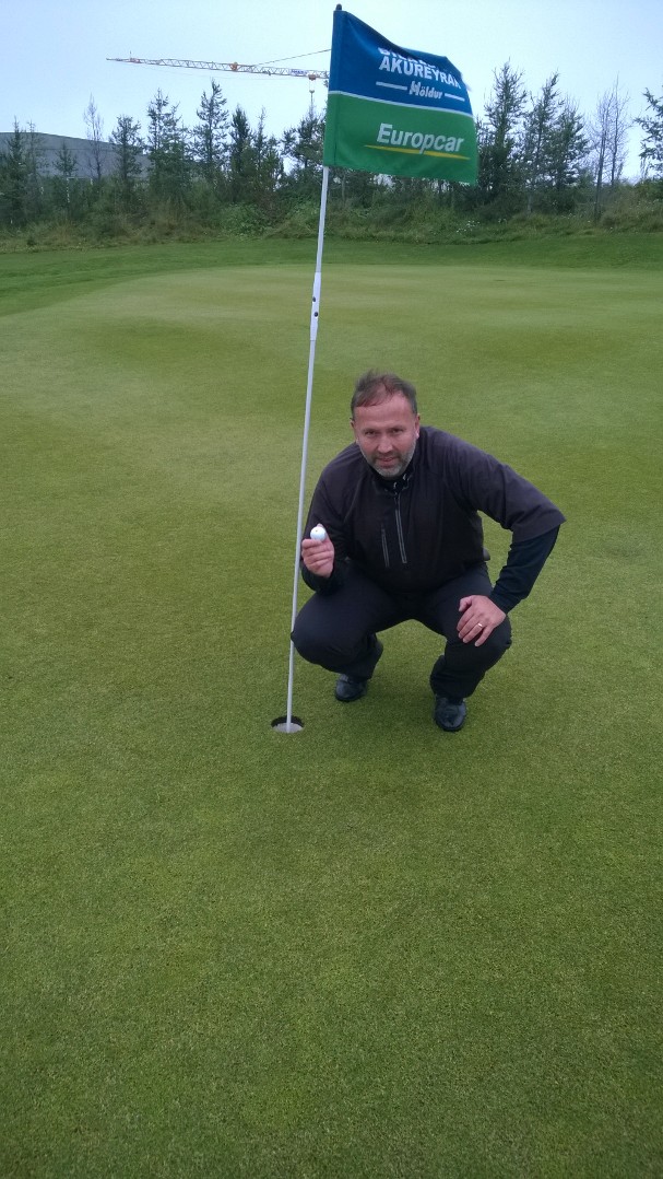 Reimar Helgason við 14. holuna Reimar Helgason við 14. holuna