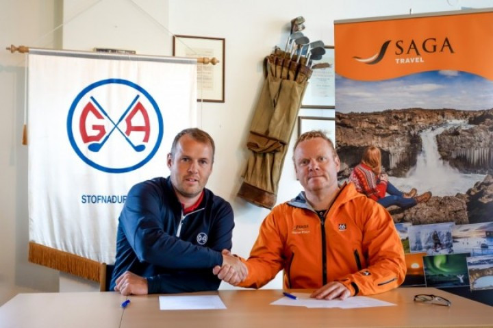 Ágúst og Sævar frá Saga Travel handsala samninginn