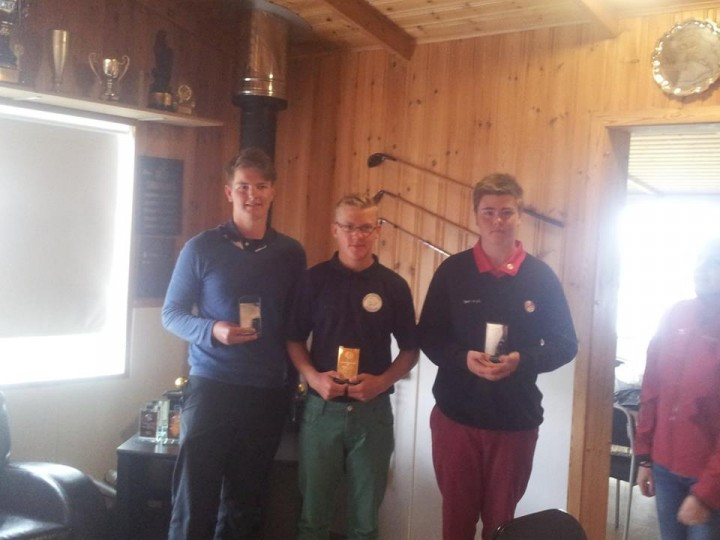 Tumi, lengst til hægri, með verðlaunin