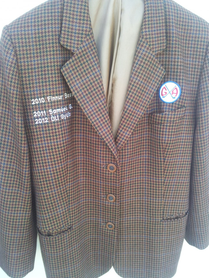 Ingi Steinar fær nafnið sitt á jakkann