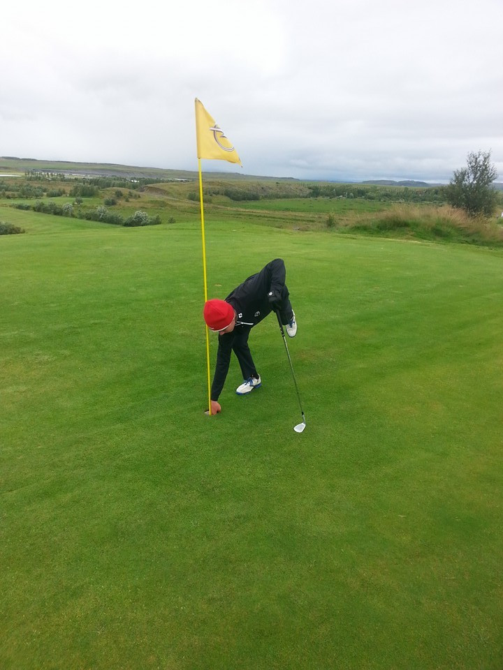 Lárus að teygja sig í kúluna eftir draumahöggið