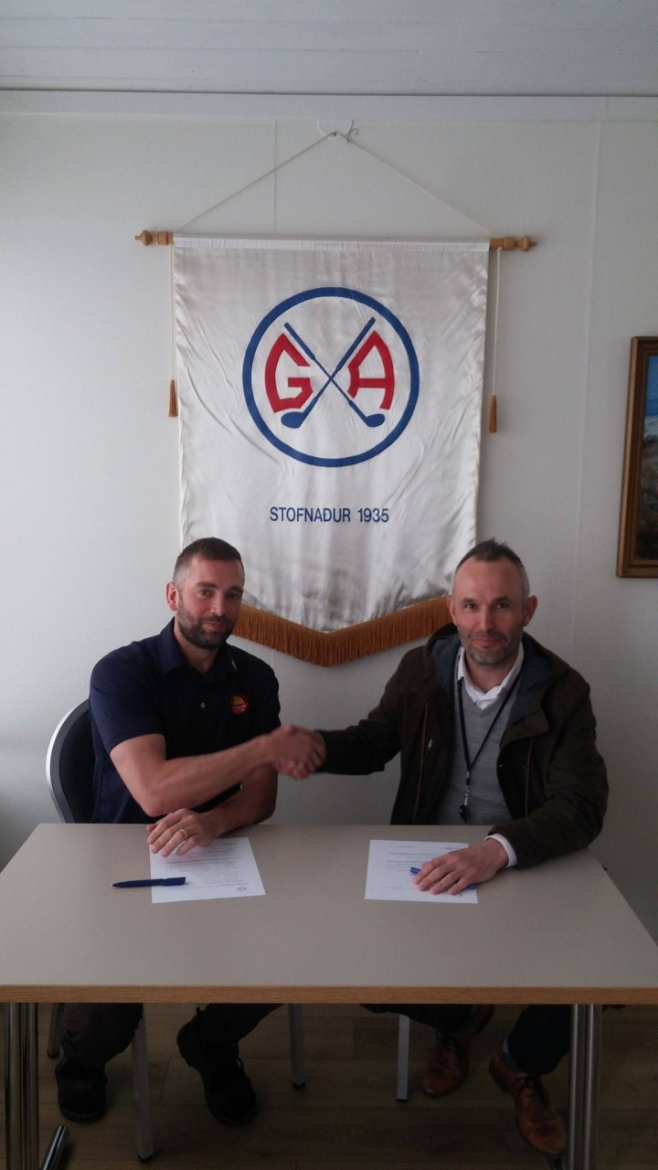 Heimir og John við undirskriftina