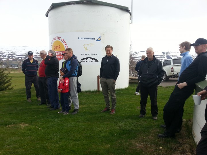 Kylfingar spenntir að komast á teig