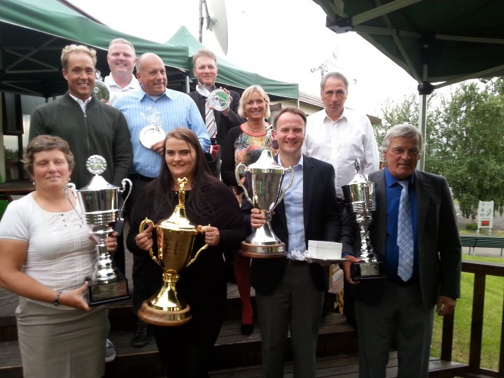 Brot af sigurvegurum með verðlaun sín