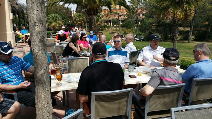 Hádegismatur við klúbbhúsið