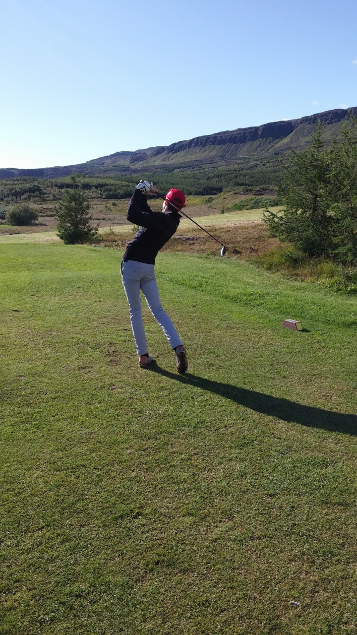 Fannar slær upphafshögg á 16. í dag