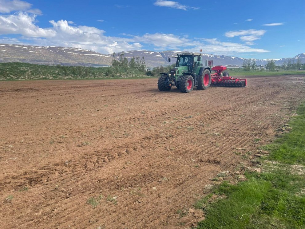 Dúkalagning á 3. braut núna á eftir