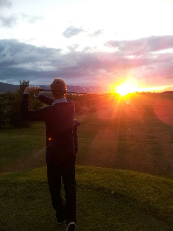 Mynd tekin á 1. teig um miðnætti í kvöld