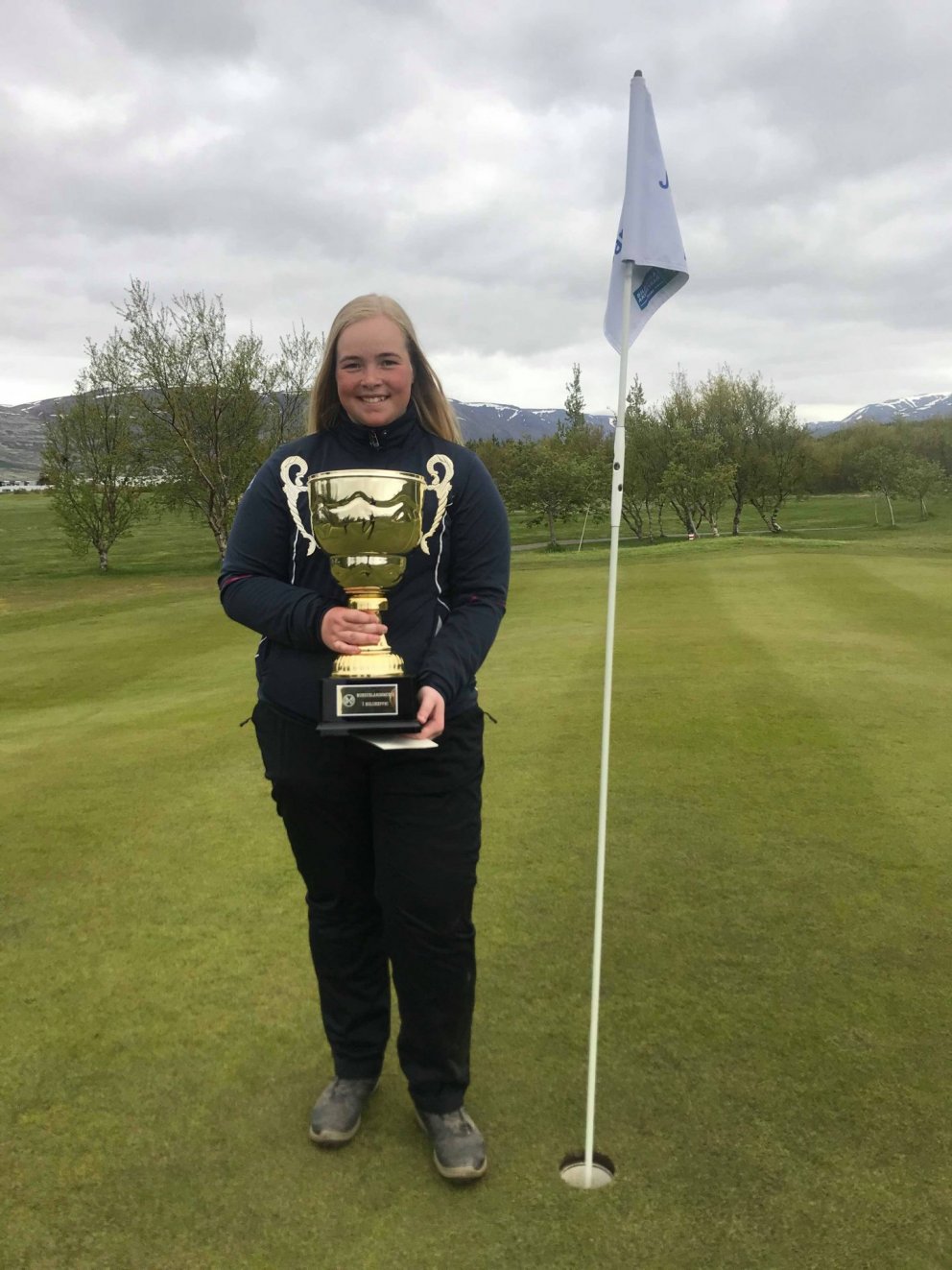 Amanda með verðlaunagripinn