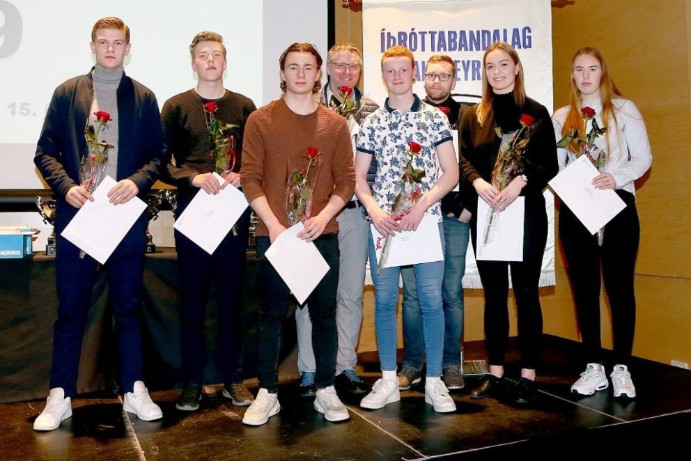 Andrea og Lárus ásamt öðrum afreksefnum sem fengu styrk.