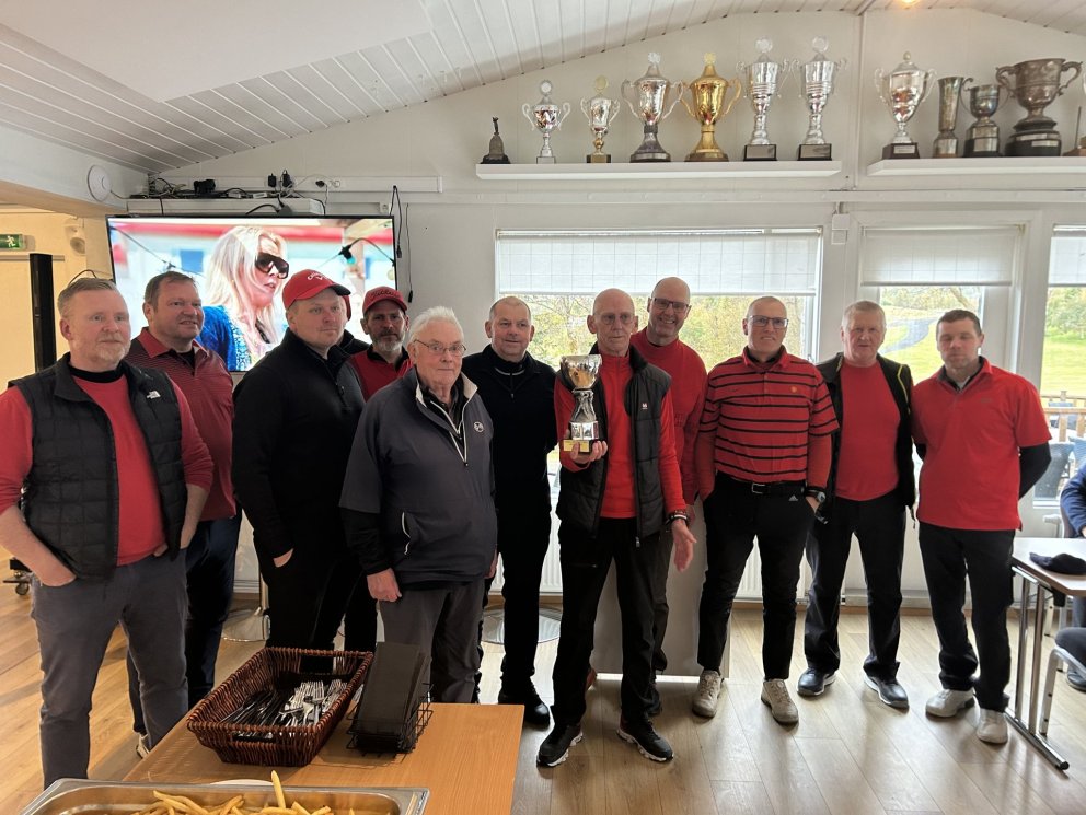 Baddi Guðmunds og hans menn í rauða liðinu reffilegir með bikarinn!