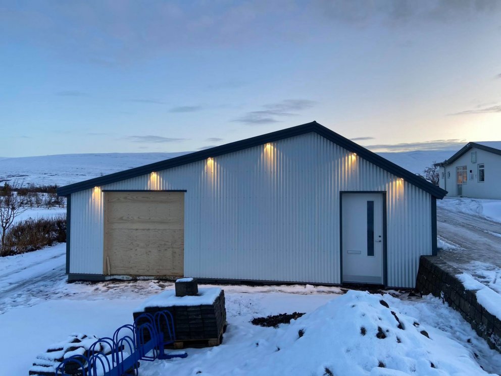 Biðjum fólk um að tæma skápa í suður-fjósi