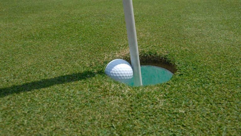 Golfreglur 2019: Boltinn skorðast við flaggstöngina