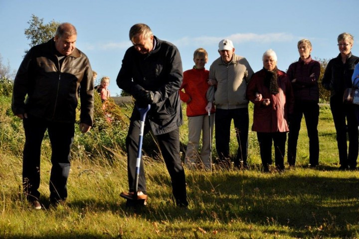 Björgvin tekur fyrstu skóflustunguna