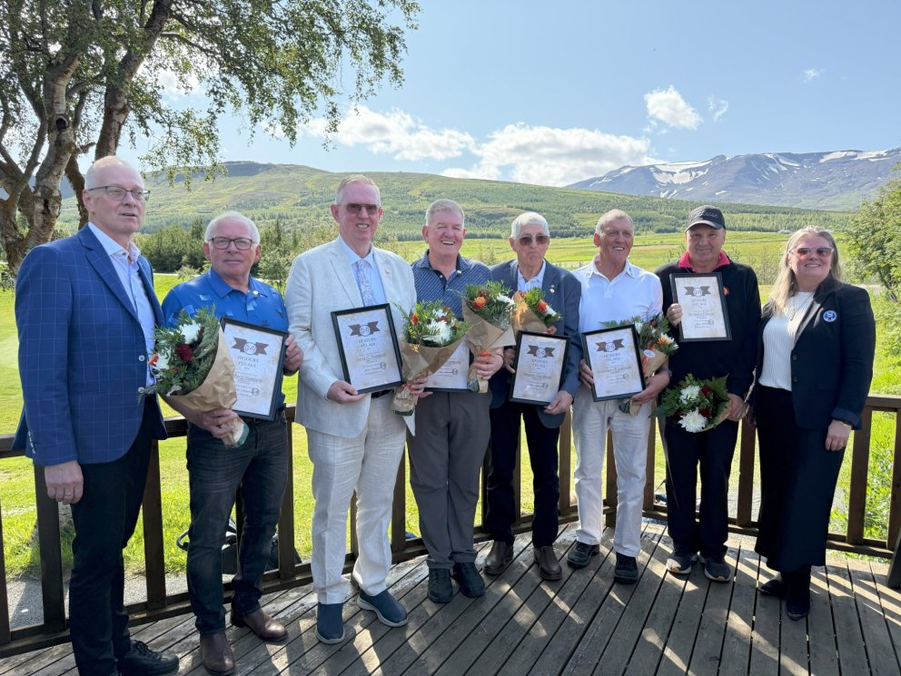 Bjarni Þórhallsson, formaður GA, og Hulda Bjarnadóttir, forseti GSÍ ásamt heiðursfélögum GA