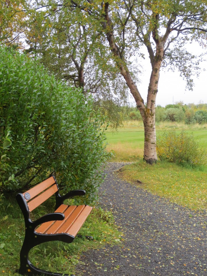 Bekkur að gjöf til minningar um Karólínu og Frímann