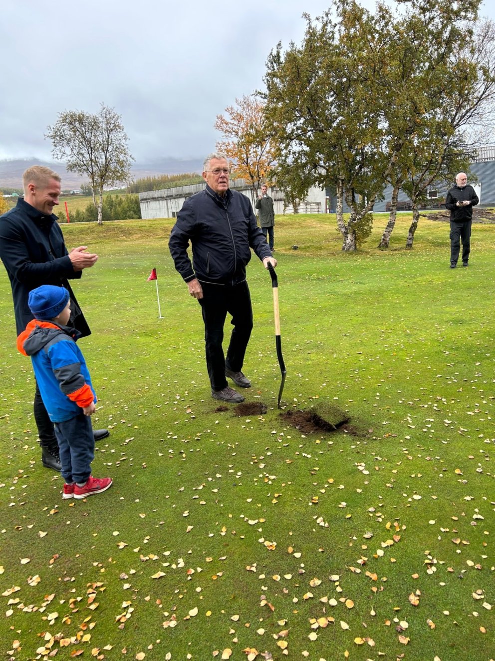 Gísli Bragi Hjartarson, Steindór Kr. Ragnarsson og Skúli Kristinn Steindórsson ánægðir með fyrstu sk…