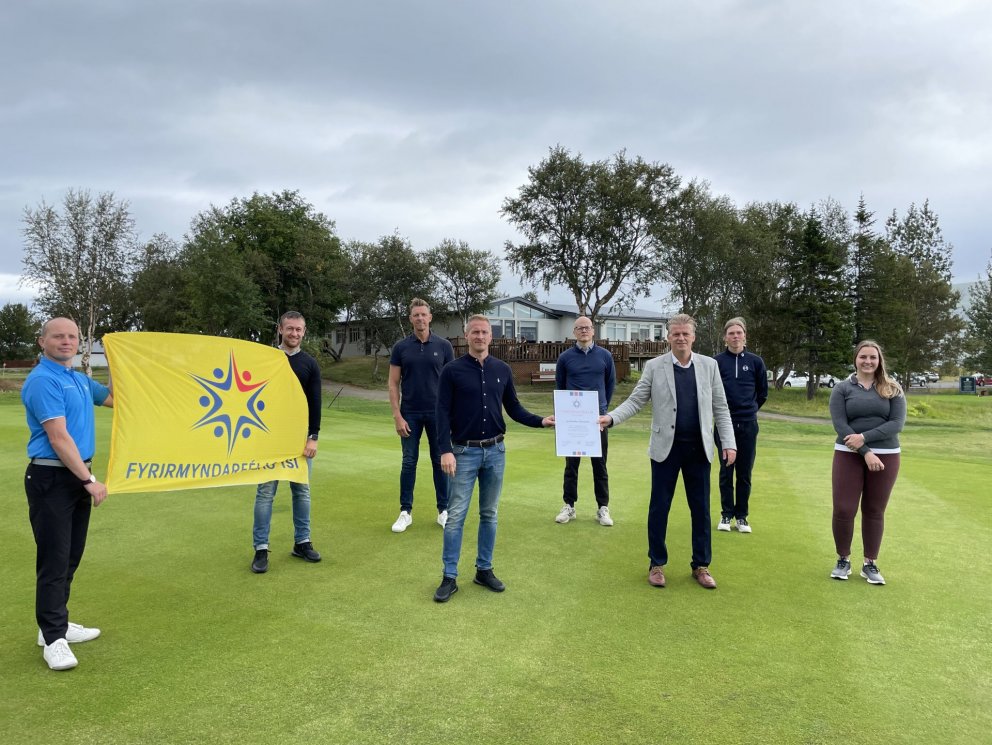 Frá vinstrí: Heiðar Davíð Bragason golfkennari GA, Skúli Eyjólfsson stjórnarmaður í GA, Steindór Kr.…