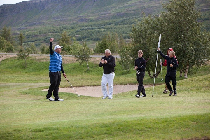 Örvar fagnar á 18. holu