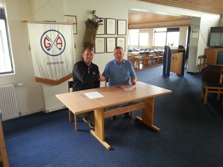 Ágúst og Jón Vídalín handsala samninginn