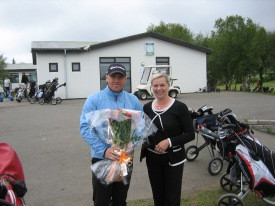 Vel var tekið á móti Júlla þegar hann mætti á teig á Jaðri í gær