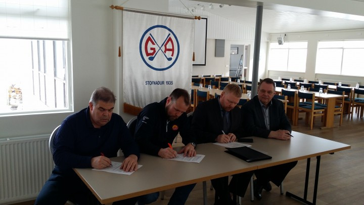 Fulltrúar GA og Landsbankans við undirritun