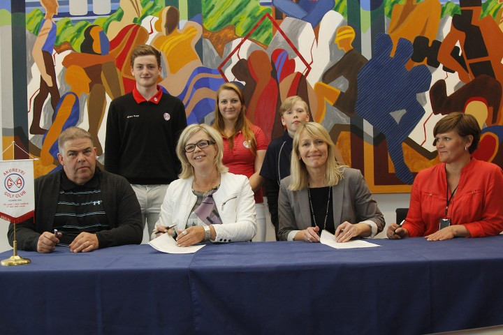 Frá undirritun samningsins