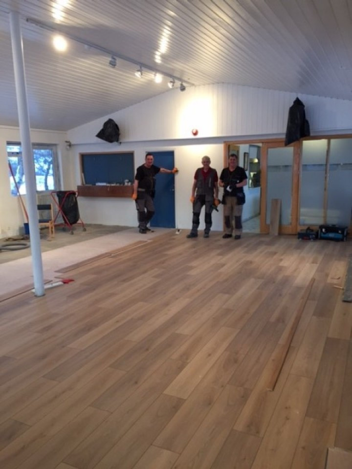 Parketlögn hafin í golfskálanum