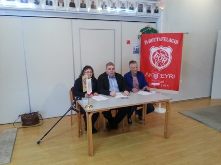 Formenn félaganna við undirritun