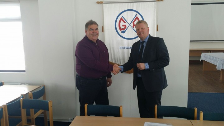 Sigmundur og Arnar handsala samninginn