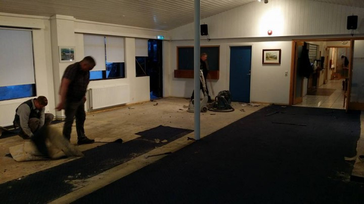 Skipt um gólfefni á Jaðri