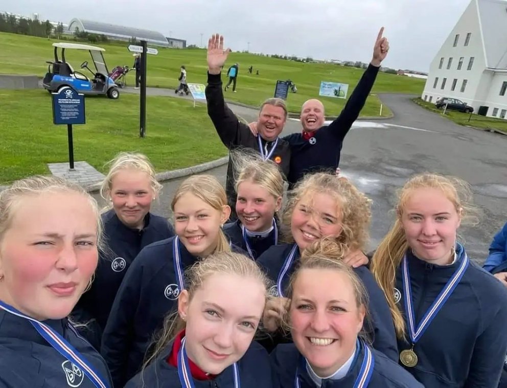 Stelpurnar og þjálfarar glöð með árangurinn