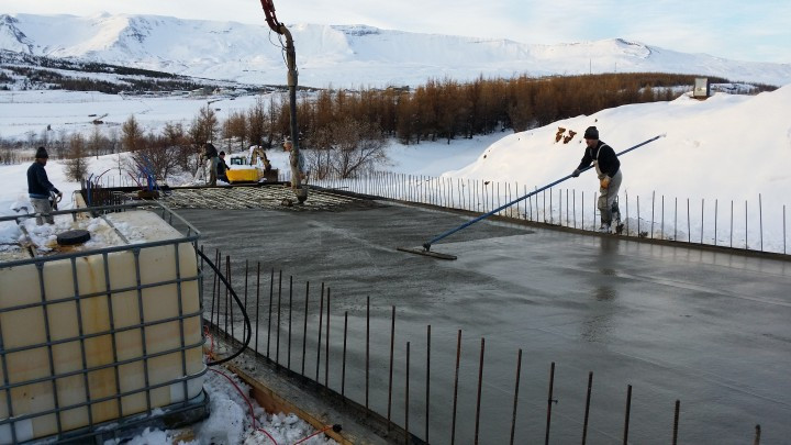 Gunni, Óli og Robbi að gera botnplötuna klára