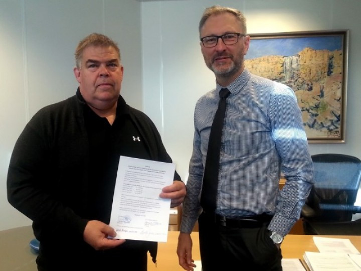 Sigmundur og Eiríkur bæjarstjóri handsala samning