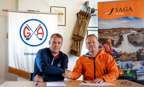 Ágúst og Sævar frá Saga Travel handsala samninginn
