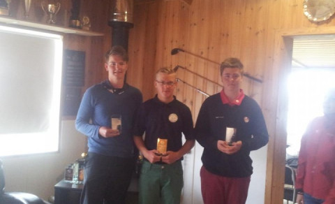 Tumi, lengst til hægri, með verðlaunin