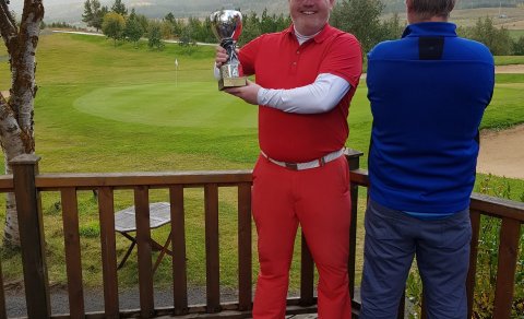 Konni sáttur með bikarinn góða!