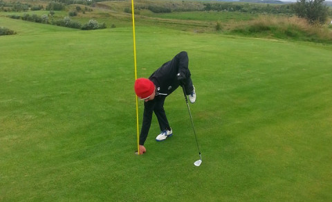 Lárus að teygja sig í kúluna eftir draumahöggið