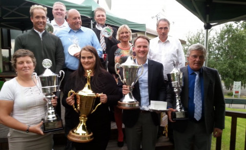 Brot af sigurvegurum með verðlaun sín