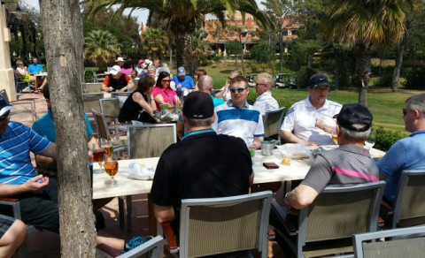 Hádegismatur við klúbbhúsið