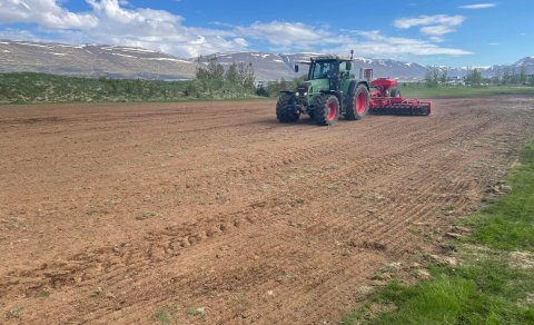 Dúkalagning á 3. braut núna á eftir