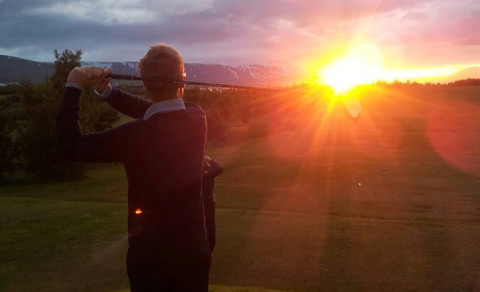 Mynd tekin á 1. teig um miðnætti í kvöld