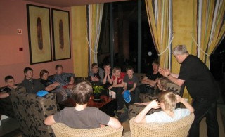 Fylgist með unglingunum okkar á Spáni