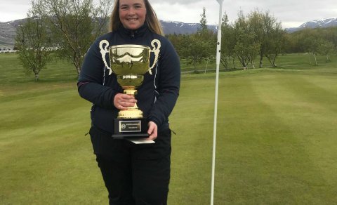 Amanda með verðlaunagripinn