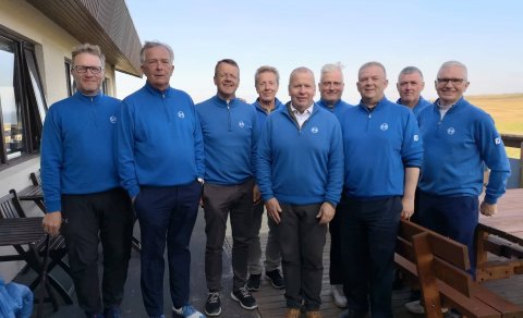 Myndarmenni í karlkyns sveit eldri kylfinga